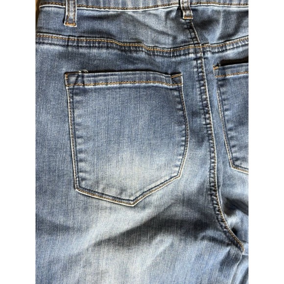 9th & Main Women's Light Blue Distressed Floral Embroidered Flare Jeans Size 8 - Picture 9 of 12